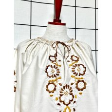 画像6: お花刺繍 袖にも刺繍 リボン ヨーロッパ古着 チュニック ヴィンテージブラウス (6)