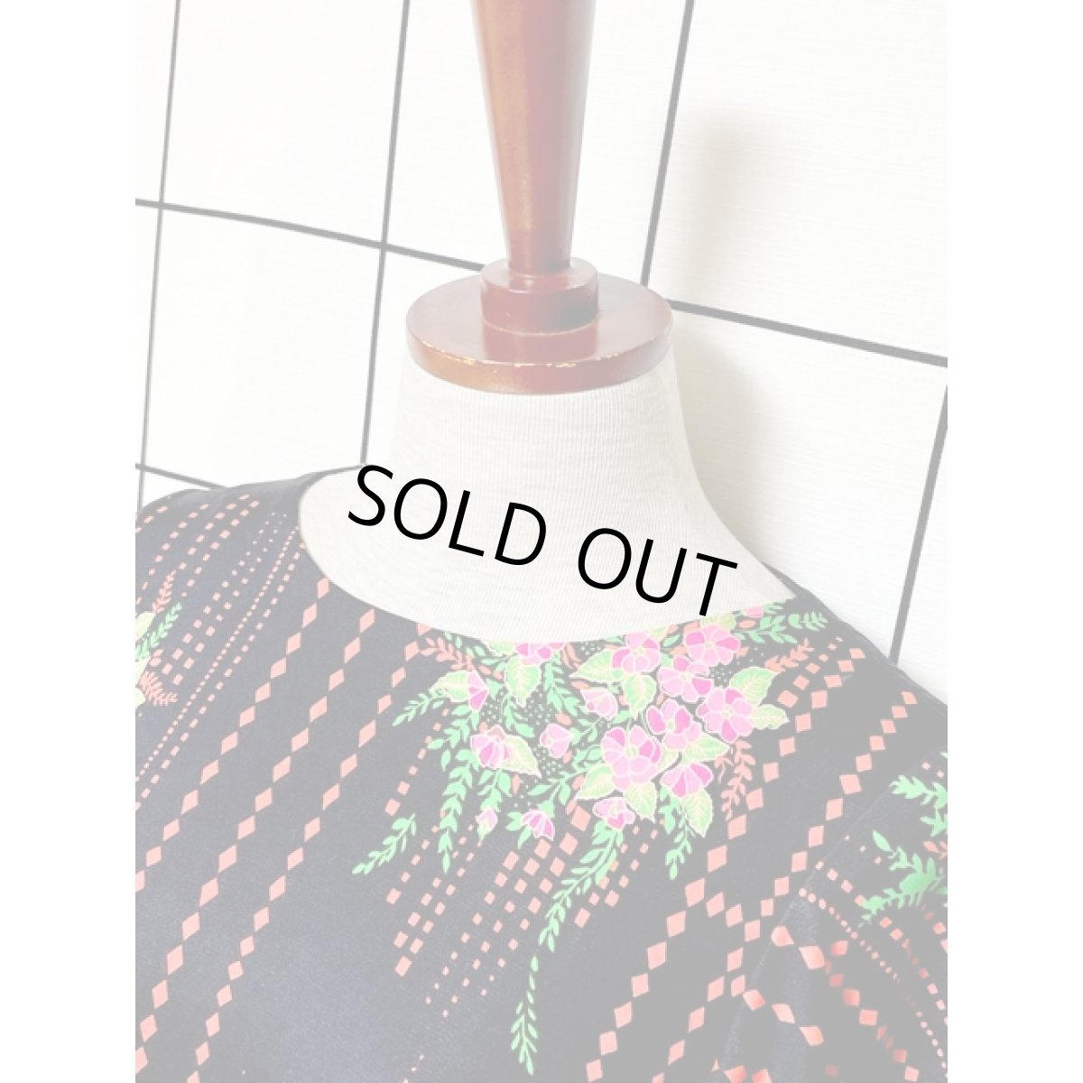 画像4: サイケ 花柄 70's ドット ダイヤ スクエア フレア袖 昭和レトロ ヴィンテージマキシ丈ドレス (4)