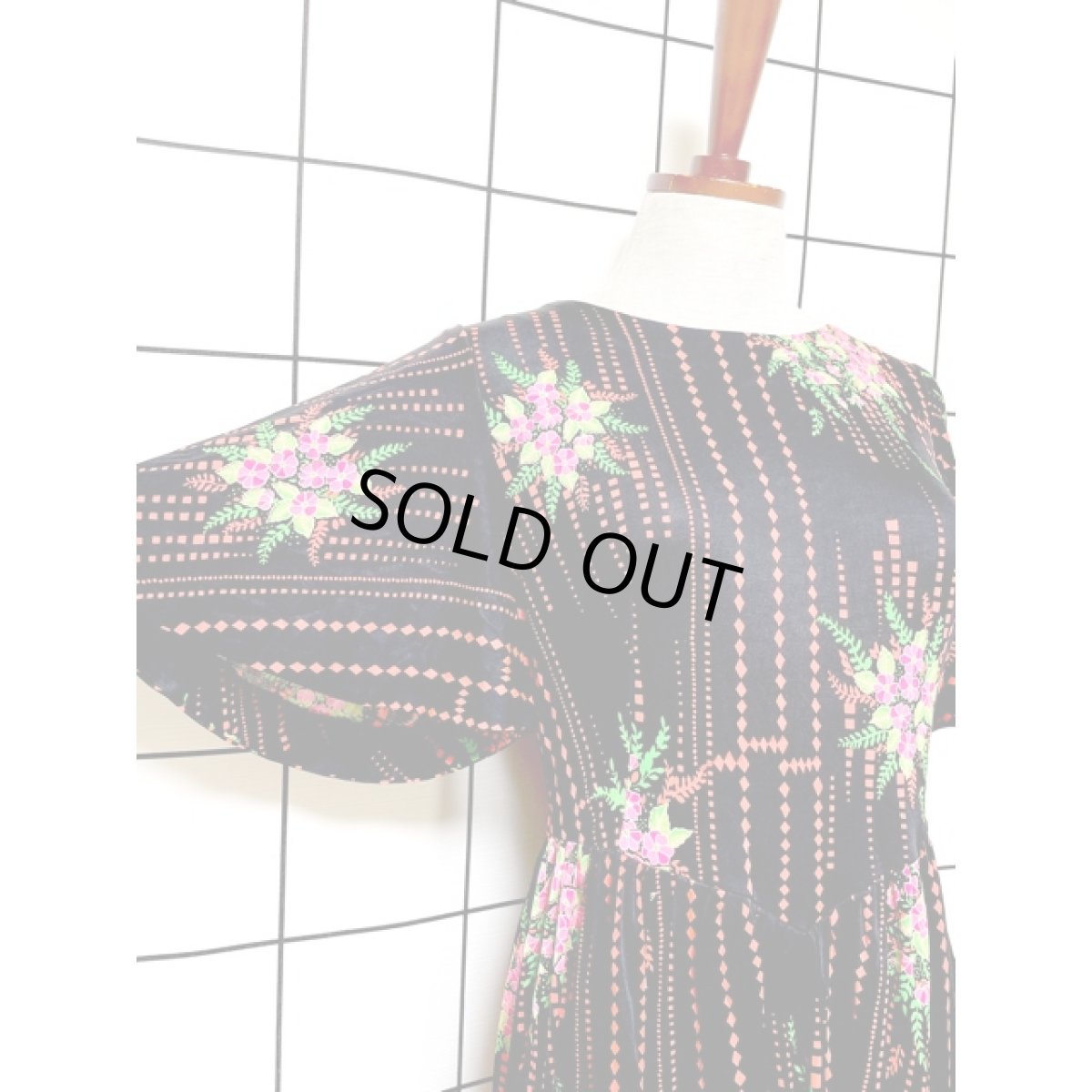 画像6: サイケ 花柄 70's ドット ダイヤ スクエア フレア袖 昭和レトロ ヴィンテージマキシ丈ドレス (6)