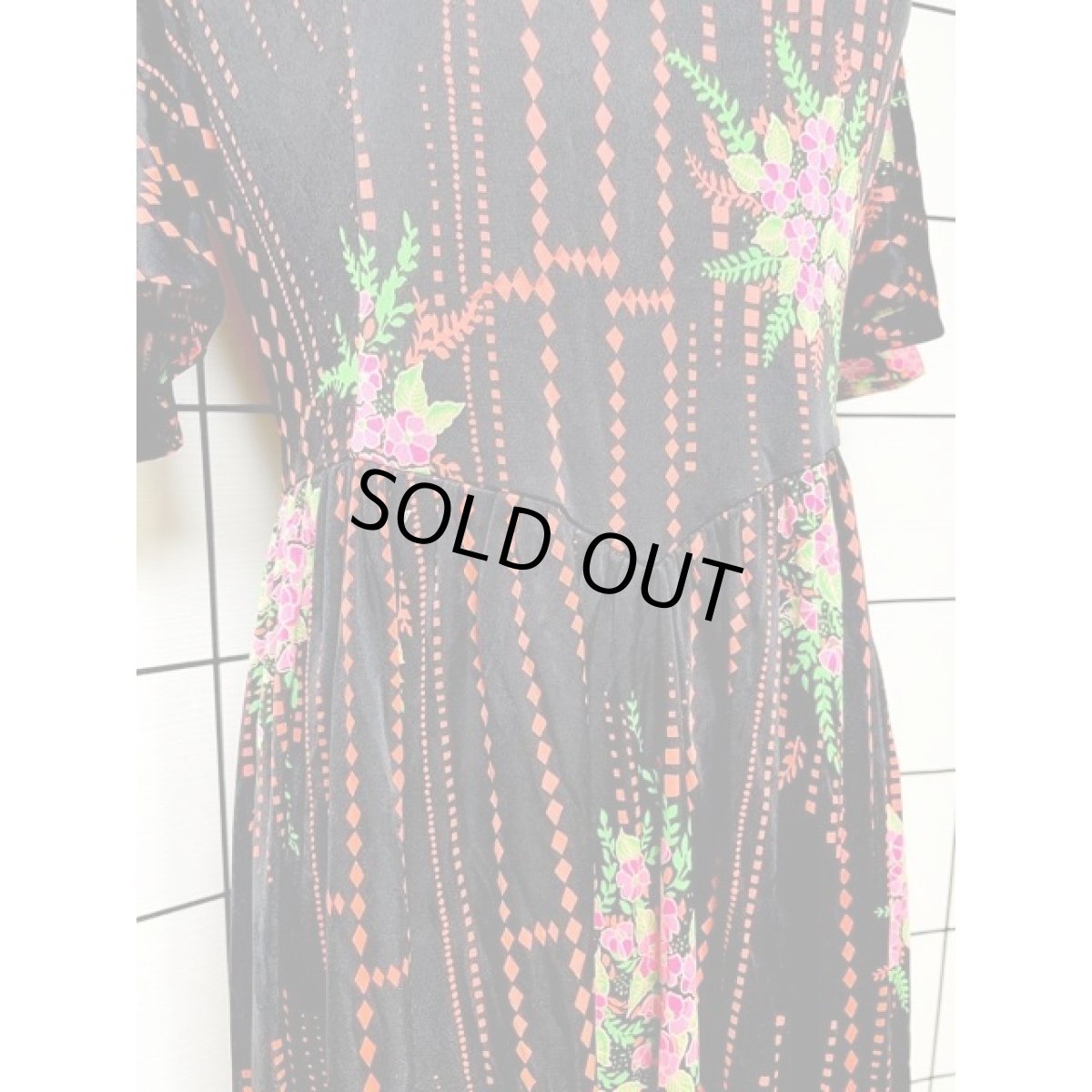 画像7: サイケ 花柄 70's ドット ダイヤ スクエア フレア袖 昭和レトロ ヴィンテージマキシ丈ドレス (7)