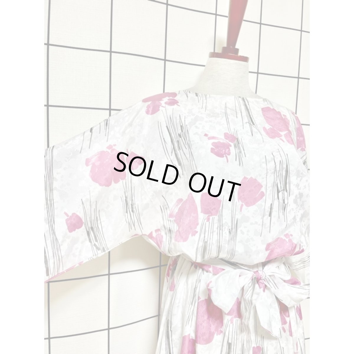 画像6: アート柄 ドルマンスリーブ ホワイト ウエストゴム リボン レトロ アメリカ古着 ヴィンテージワンピース (6)