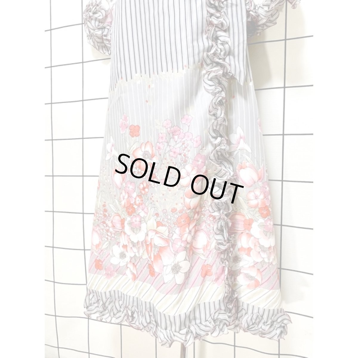 画像10: 70's ヴィンテージドレス ヨーロッパ古着 フリル 花柄 ストライプ レトロ ウエストリボン お洒落上級者さんにもおすすめ (10)