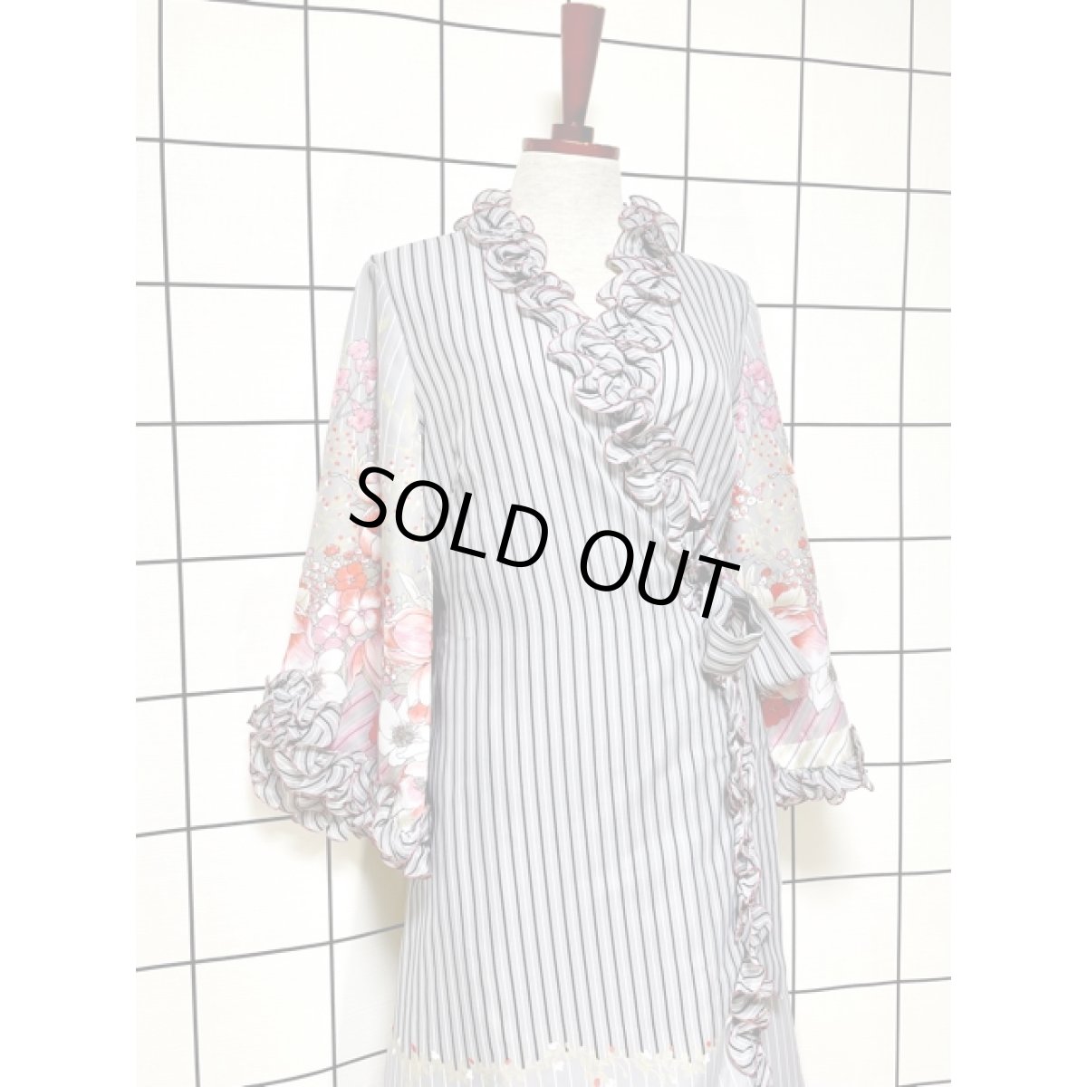 画像4: 70's ヴィンテージドレス ヨーロッパ古着 フリル 花柄 ストライプ レトロ ウエストリボン お洒落上級者さんにもおすすめ (4)