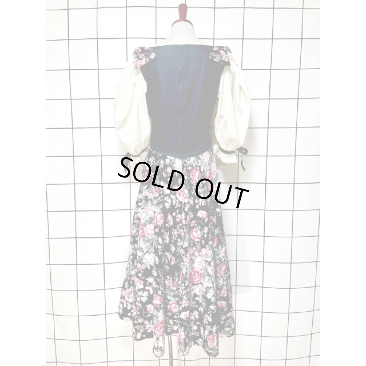 画像2: レトロモダン 花柄 リボン パフスリーブ サーキュラー アメリカ古着 ヴィンテージワンピース (2)