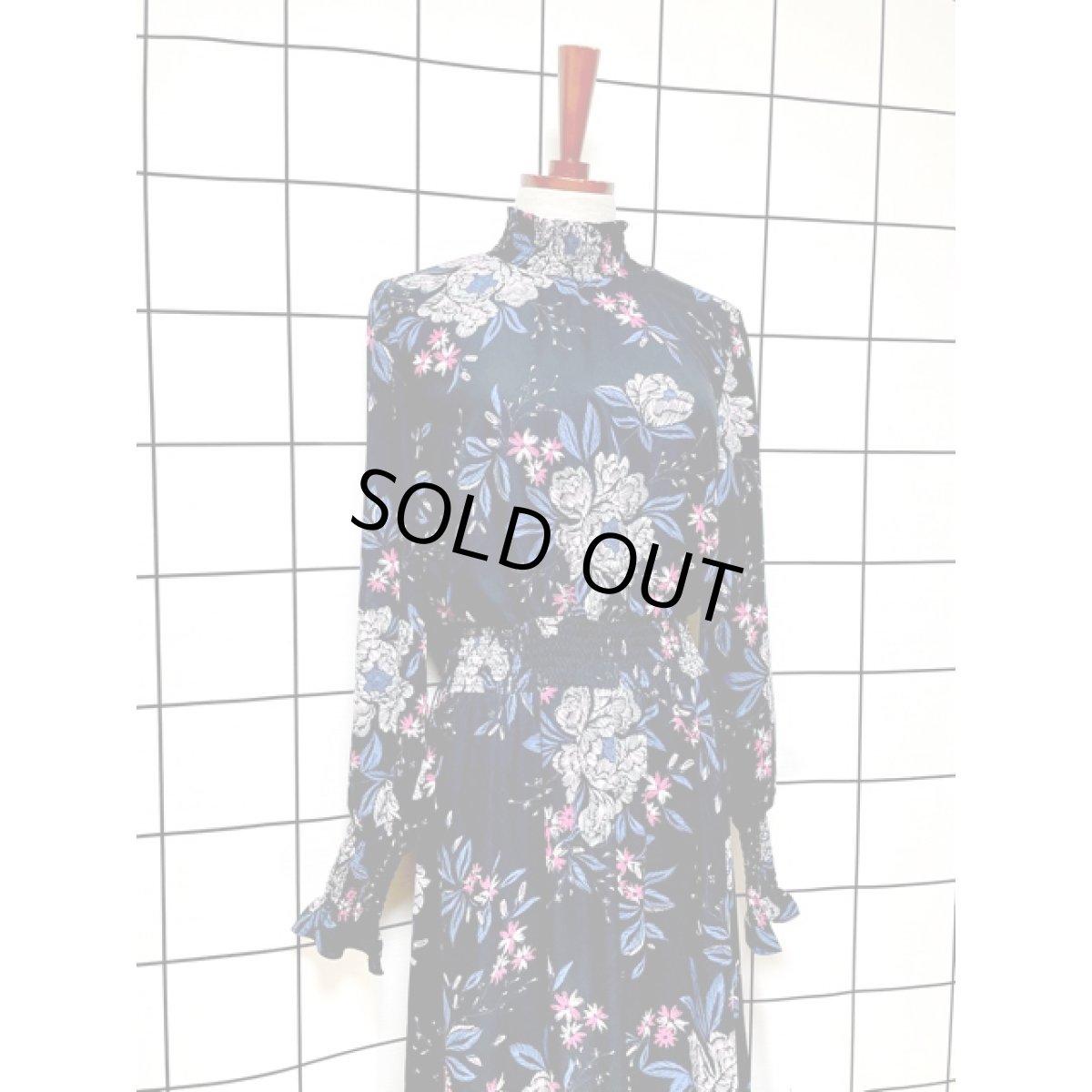 画像4: 花柄 シャーリング ハイネック ブラック ウエストゴム 古着 長袖 レトロワンピース (4)