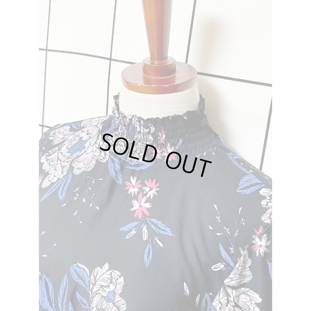 画像5: 花柄 シャーリング ハイネック ブラック ウエストゴム 古着 長袖 レトロワンピース (5)