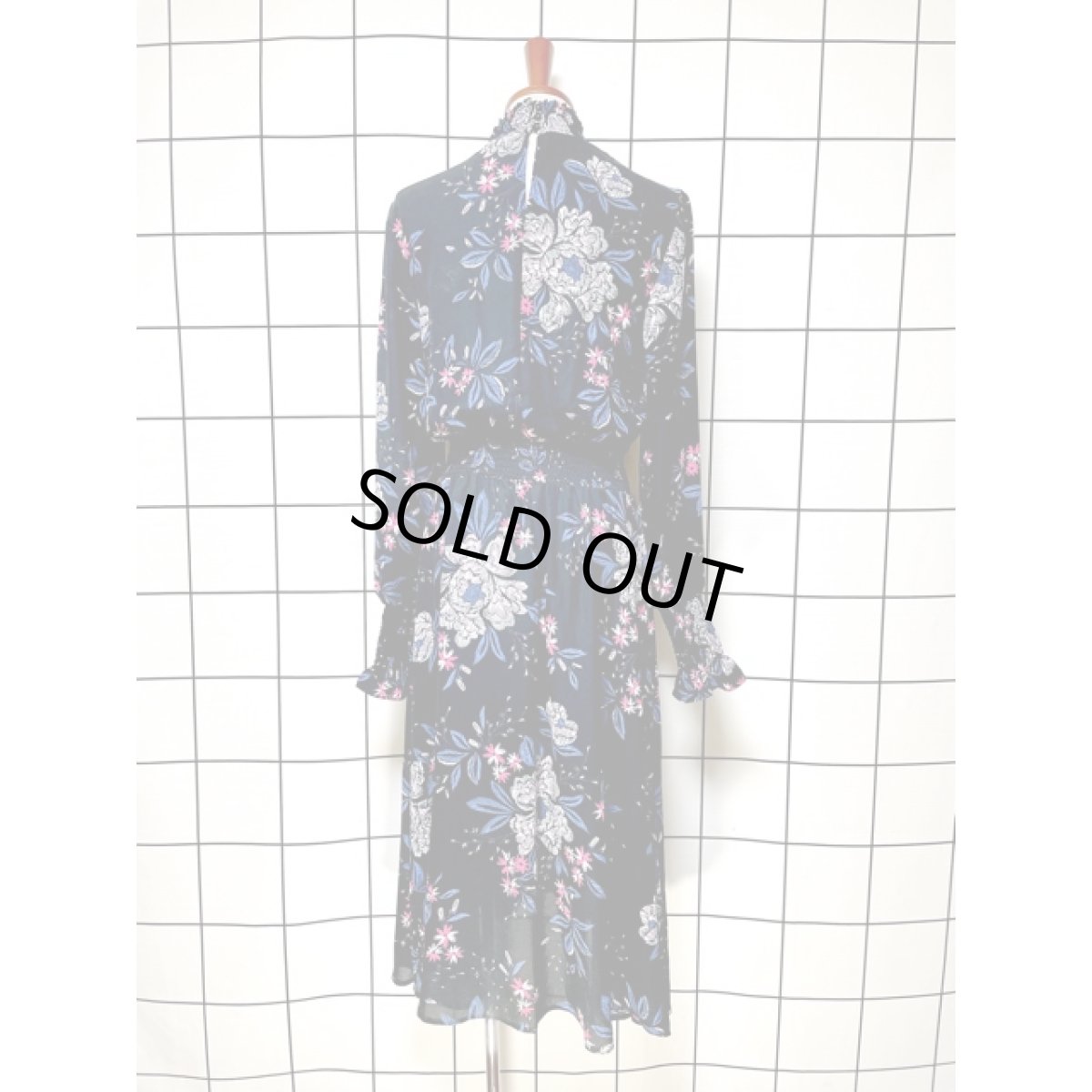 画像2: 花柄 シャーリング ハイネック ブラック ウエストゴム 古着 長袖 レトロワンピース (2)