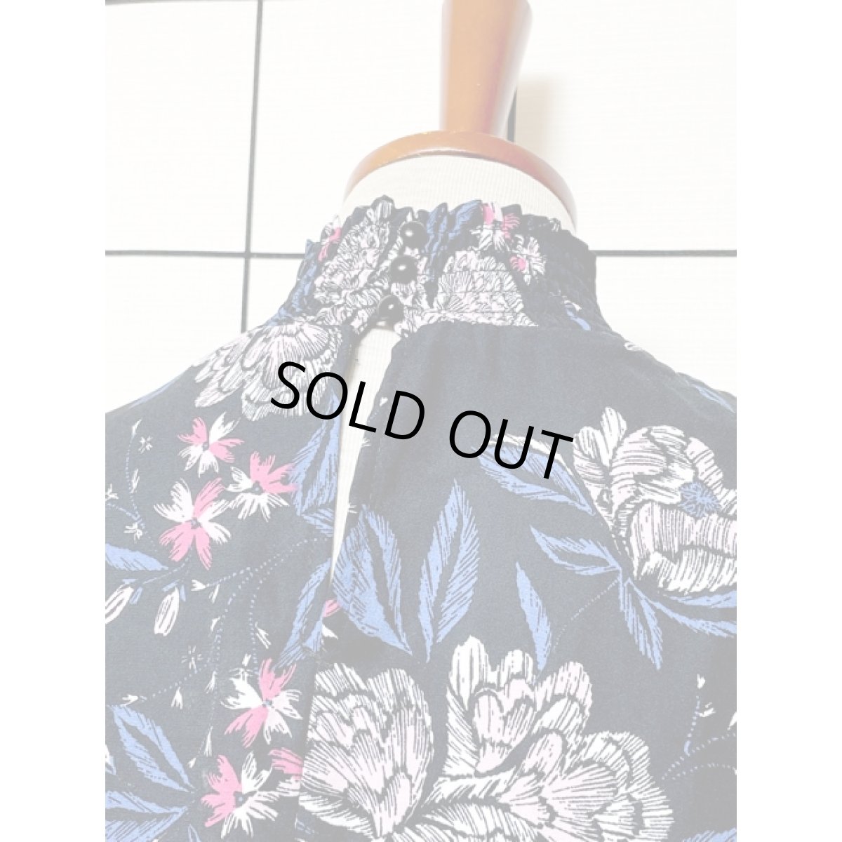 画像3: 花柄 シャーリング ハイネック ブラック ウエストゴム 古着 長袖 レトロワンピース (3)