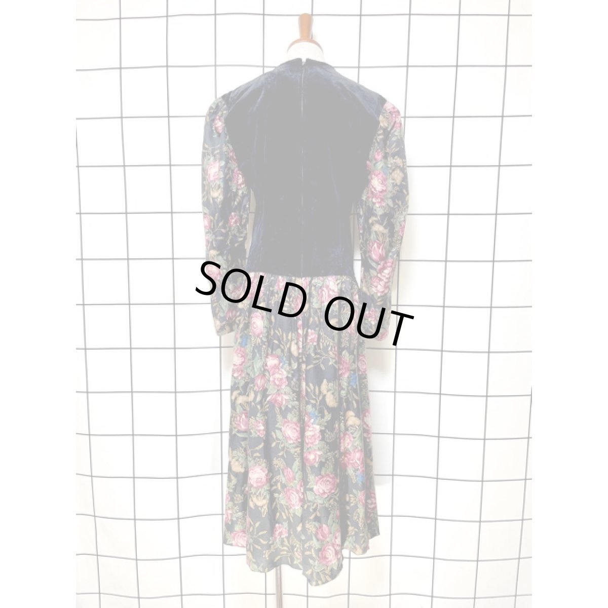 画像2: ベロア 刺繍 花柄 パフスリーブ サーキュラー アメリカ古着 ヴィンテージワンピース (2)