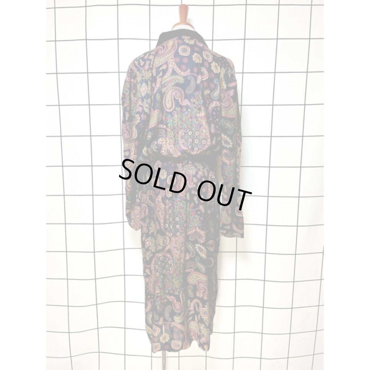 画像2: ベルベット襟 ペイズリー 花柄 総柄 前開き レトロ 長袖  Guatemala グアテマラ 古着  ヴィンテージワンピース (2)