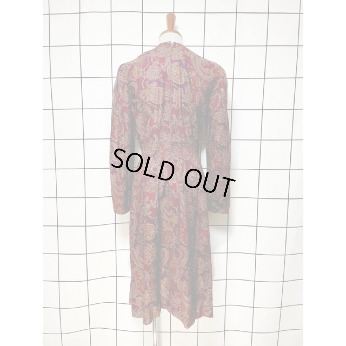 画像2: ペイズリー ゴールドパイピング ウエストゴム レトロ アメリカ古着 ヴィンテージワンピース (2)