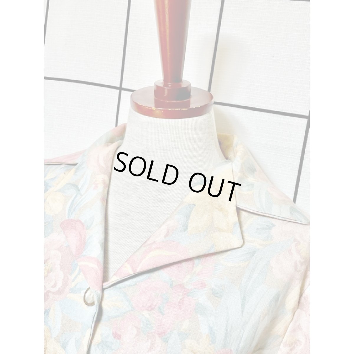 画像4: アクセサリーのようなフロントボタン アメリカ古着 花柄 ヴィンテージ薄手ジャケット (4)