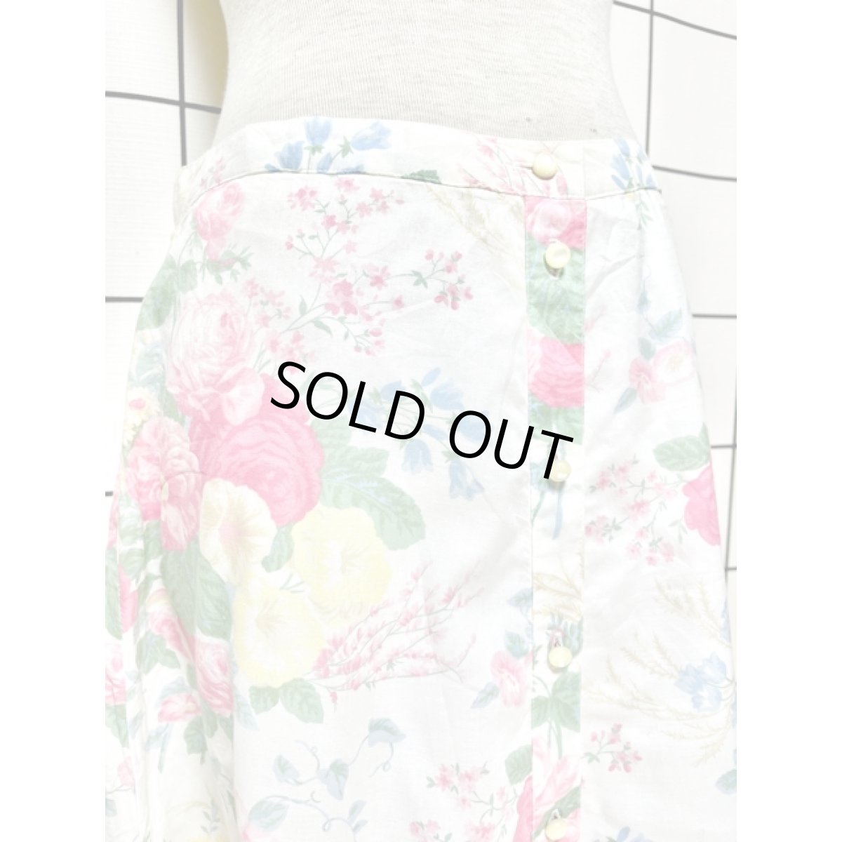 画像2: 花柄 ホワイト 前開き 古着 レトロスカート (2)