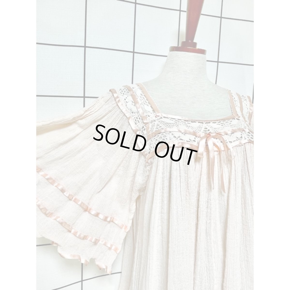 画像6: 透かし編みレース サテンテープ装飾 フレア袖 Mexico 古着 ヴィンテージトップス (6)