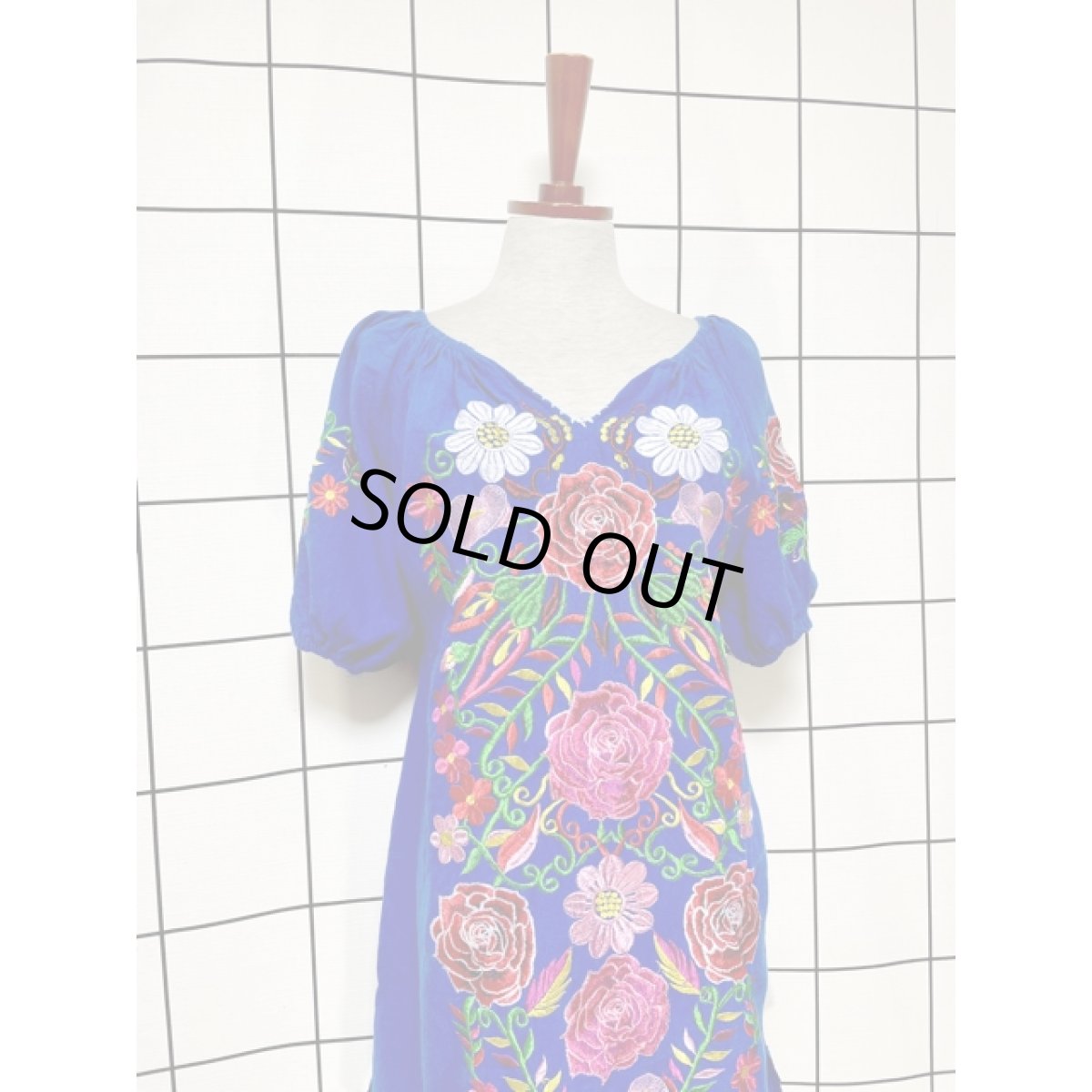 画像5: 花刺繍 袖にも刺繍 ブルー ウエストリボン フォークロア レトロ ヴィンテージワンピース (5)