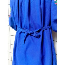 画像4: 花刺繍 袖にも刺繍 ブルー ウエストリボン フォークロア レトロ ヴィンテージワンピース (4)