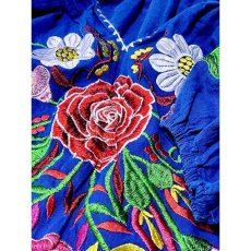 画像11: 花刺繍 袖にも刺繍 ブルー ウエストリボン フォークロア レトロ ヴィンテージワンピース (11)