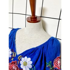 画像6: 花刺繍 袖にも刺繍 ブルー ウエストリボン フォークロア レトロ ヴィンテージワンピース (6)