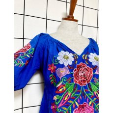 画像8: 花刺繍 袖にも刺繍 ブルー ウエストリボン フォークロア レトロ ヴィンテージワンピース (8)