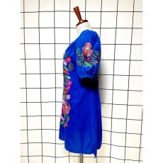 画像2: 花刺繍 袖にも刺繍 ブルー ウエストリボン フォークロア レトロ ヴィンテージワンピース (2)
