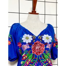 画像7: 花刺繍 袖にも刺繍 ブルー ウエストリボン フォークロア レトロ ヴィンテージワンピース (7)