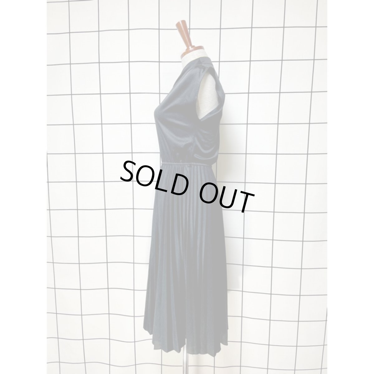 画像2: プリーツ切り替え ブラック ゴールドパイピング ウエストゴム レトロ アメリカ古着 ヴィンテージドレス (2)