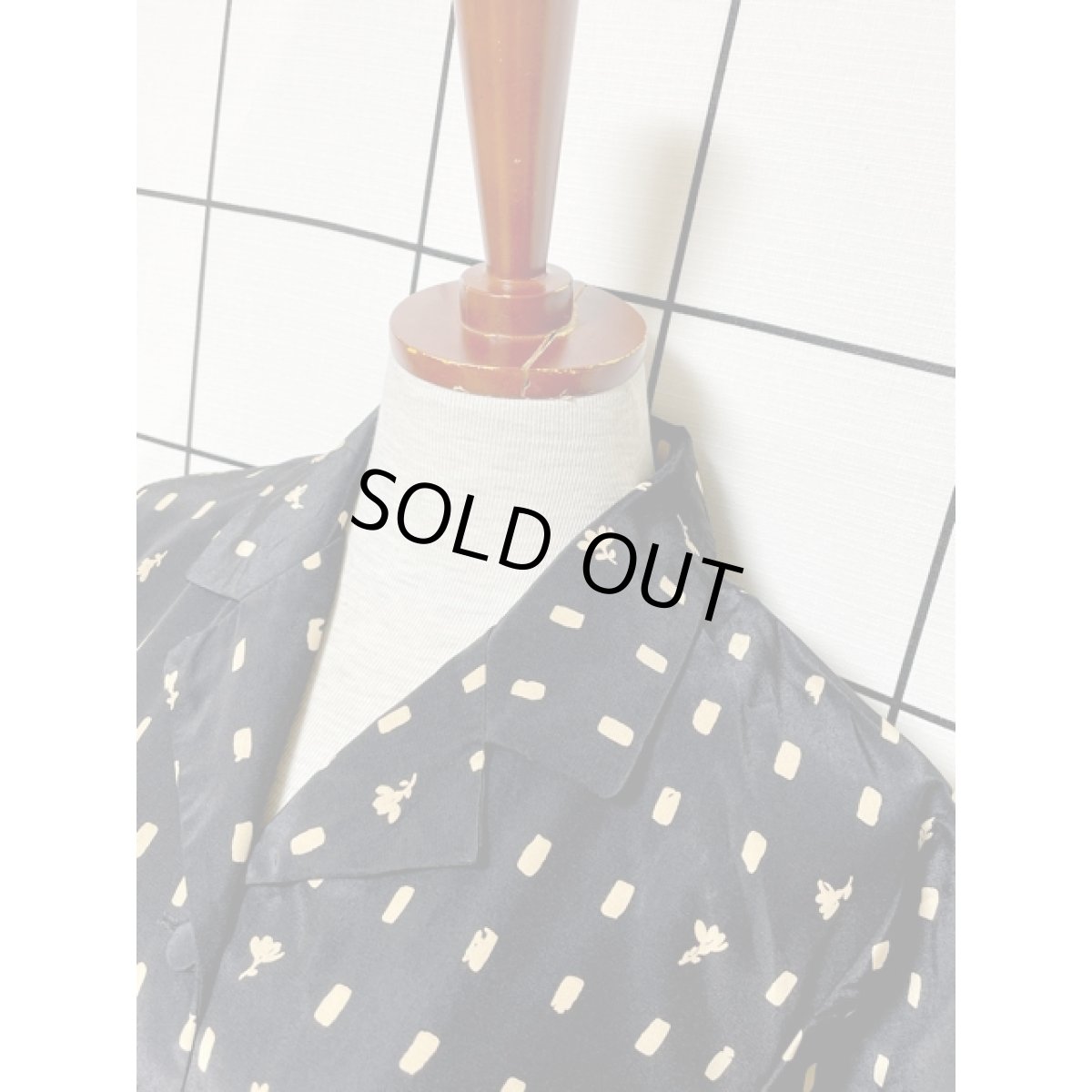 画像4: スクエア 花柄モチーフ プリーツ切り替え ウエストゴム レトロ 古着 ヴィンテージワンピース (4)