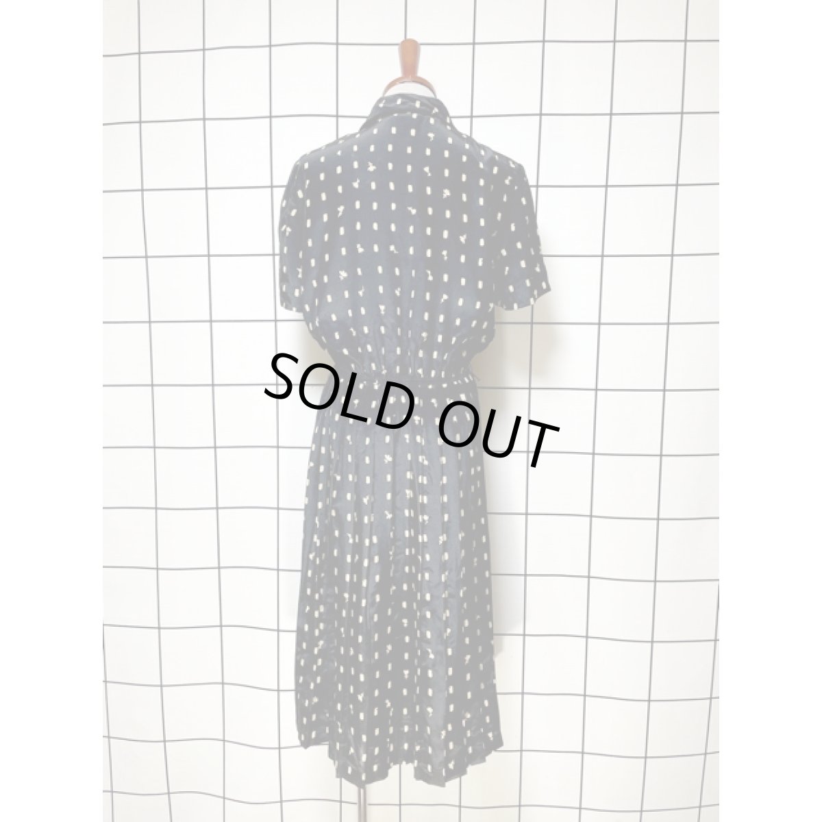 画像2: スクエア 花柄モチーフ プリーツ切り替え ウエストゴム レトロ 古着 ヴィンテージワンピース (2)