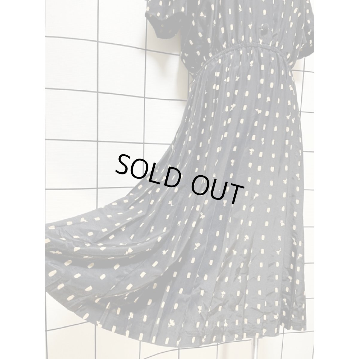 画像9: スクエア 花柄モチーフ プリーツ切り替え ウエストゴム レトロ 古着 ヴィンテージワンピース (9)