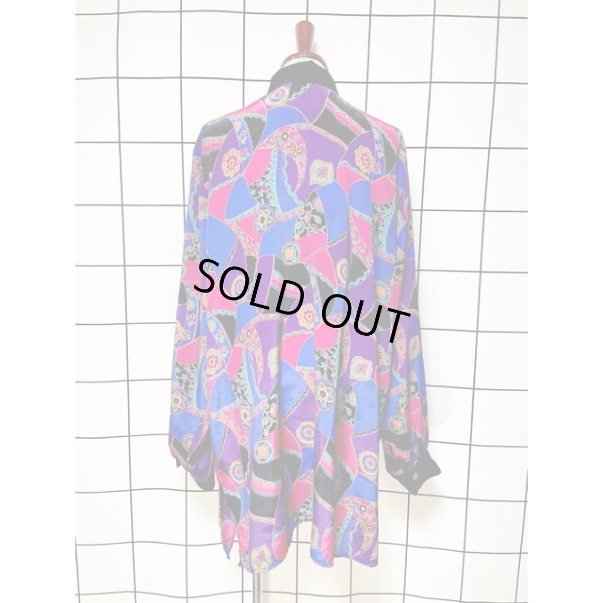 画像2: レトロサイケ オーバーサイズコーデにもおすすめ 花柄 大ぶりボタン アメリカ古着 長袖 シャツ ヴィンテージブラウス (2)