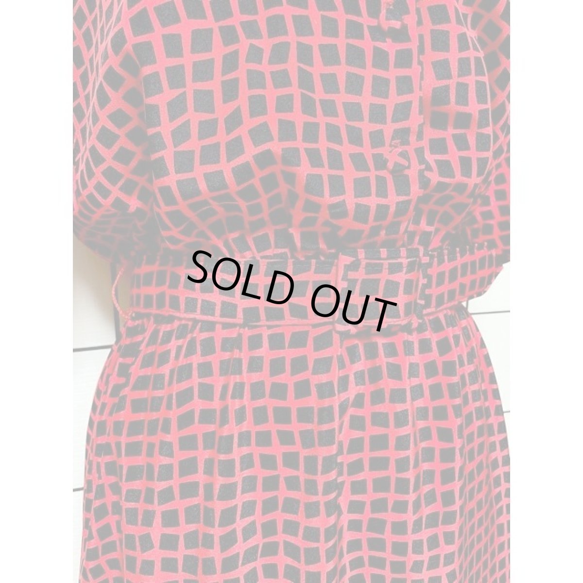 画像7: スクエア柄 レッド ベルト付 ウエストゴム レトロ アメリカ古着 ヴィンテージワンピース (7)