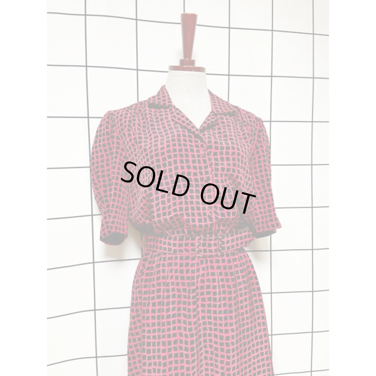 画像3: スクエア柄 レッド ベルト付 ウエストゴム レトロ アメリカ古着 ヴィンテージワンピース (3)