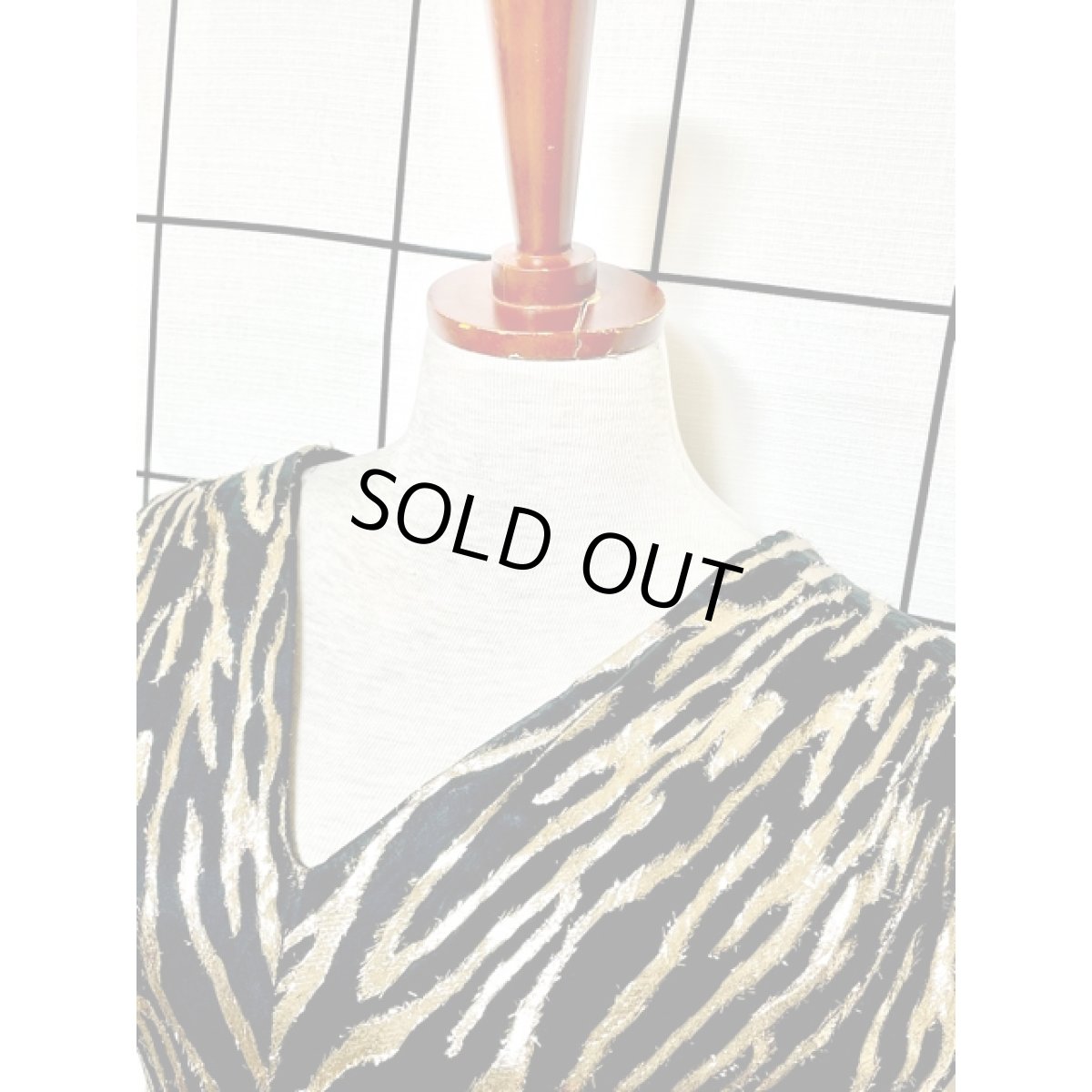 画像4: パーティー衣装にもおすすめ ゴールドカラー ラメ  ブラック ノースリーブ クラシカル レトロ アメリカ古着 ヴィンテージドレス (4)