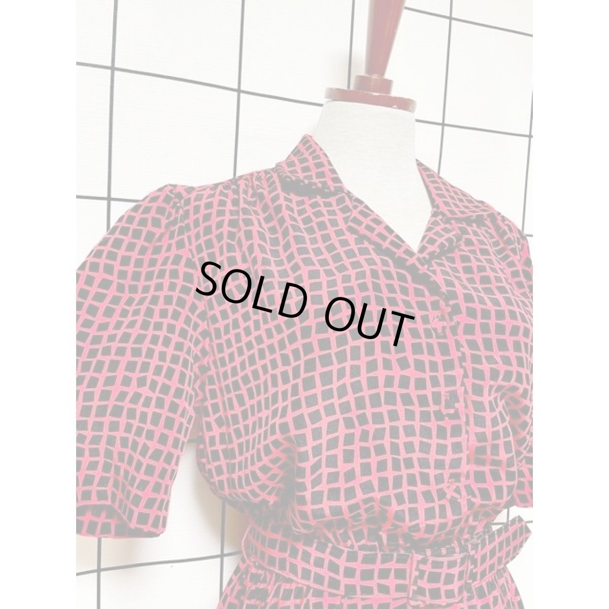 画像6: スクエア柄 レッド ベルト付 ウエストゴム レトロ アメリカ古着 ヴィンテージワンピース (6)