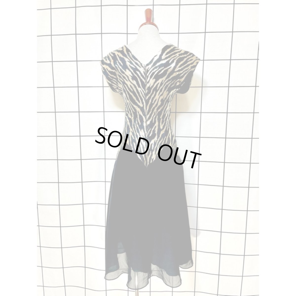 画像2: パーティー衣装にもおすすめ ゴールドカラー ラメ  ブラック ノースリーブ クラシカル レトロ アメリカ古着 ヴィンテージドレス (2)