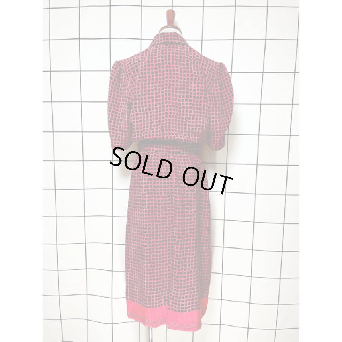 画像2: スクエア柄 レッド ベルト付 ウエストゴム レトロ アメリカ古着 ヴィンテージワンピース (2)