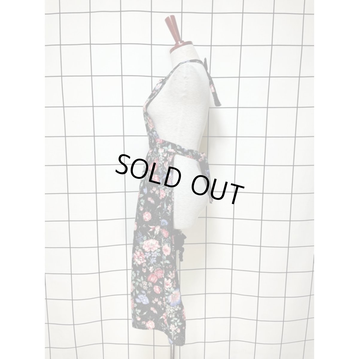 画像2: ヨーロッパ古着 ブラック 花柄 EURO ヴィンテージエプロンドレス (2)