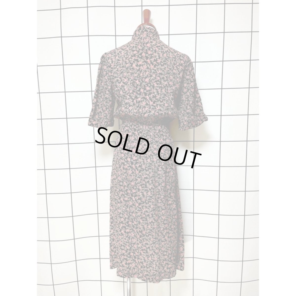 画像2: 花柄 ブラック ウエストゴム レトロ アメリカ古着 ヴィンテージワンピース  (2)