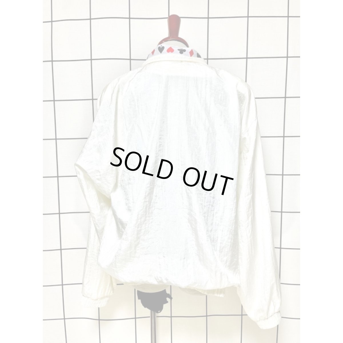 画像2: トランプ柄 希少 オーバーサイズ ホワイト ジップアップ アメリカ古着 ブルゾン ジャンパー ヴィンテージナイロンジャケット (2)