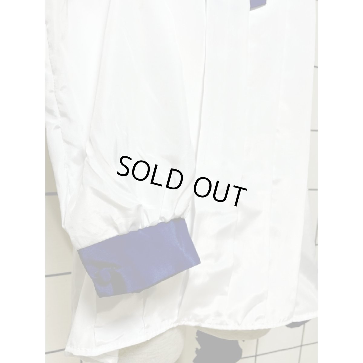 画像8: ホワイト ネイビー タック ノーカラー アメリカ古着 長袖 シャツ ヴィンテージブラウス (8)