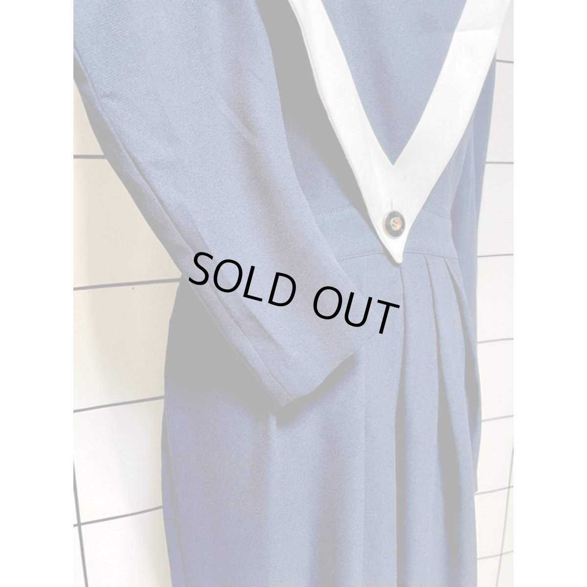 画像8: フロントVデザイン ネイビー 後ろボタン レトロ アメリカ古着 ヴィンテージワンピース (8)