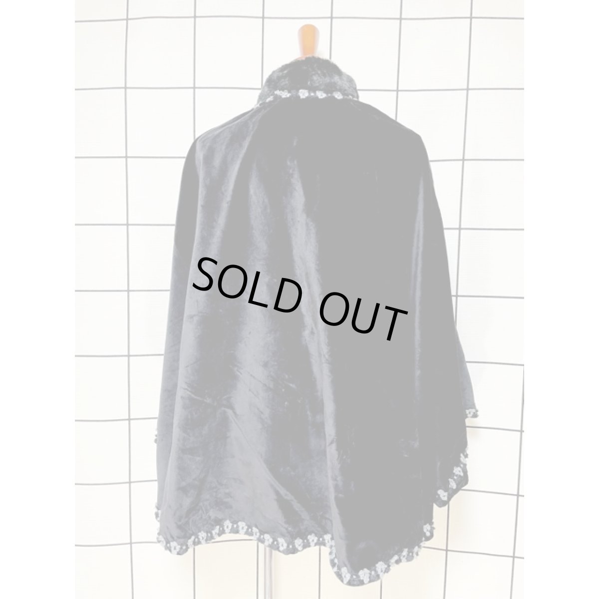 画像2: ベロア 首元ボア お花リボンテープ ブラック 黒  レトロ アメリカ古着 ヴィンテージマント (2)