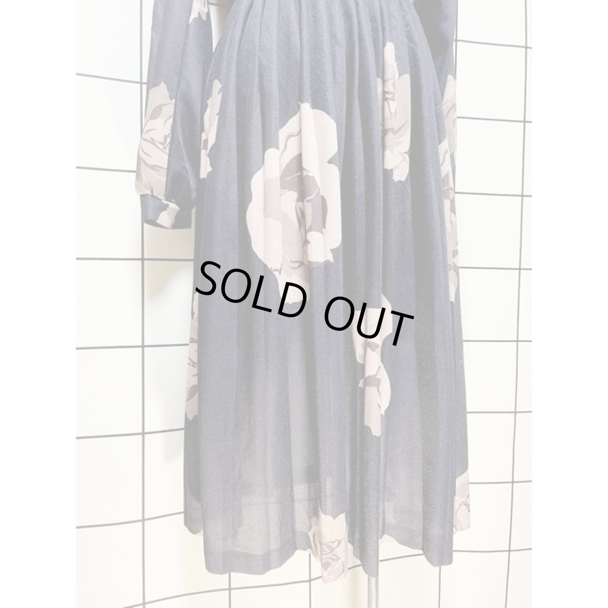 画像8: 大胆な花柄 襟切り替え ブラック 黒 ウエストゴム レトロ アメリカ古着 ヴィンテージワンピース (8)