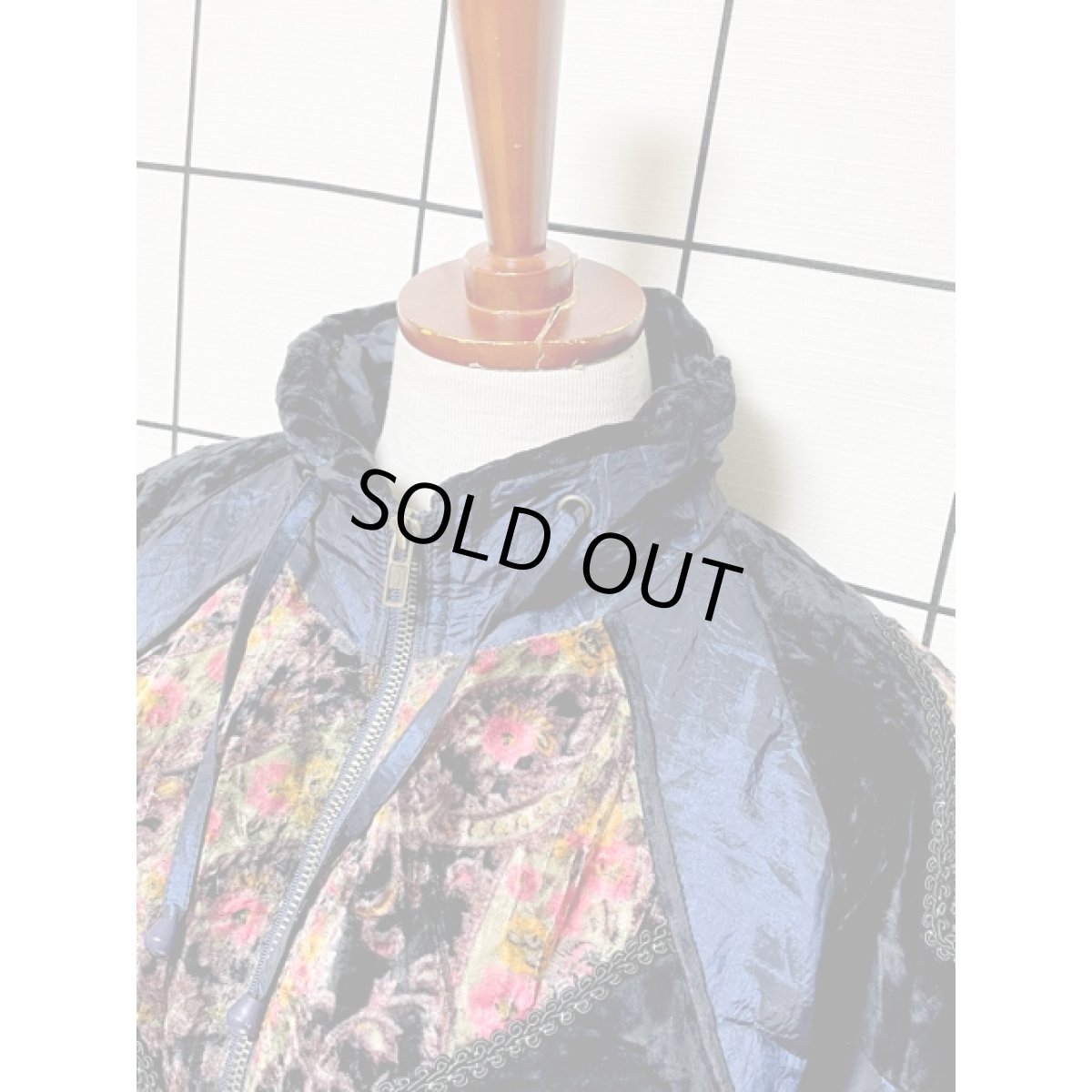 画像4: 花柄ベルベット切り替え ネイビー ジップアップ アメリカ古着 ジャンパー ブルゾン ヴィンテージナイロンジャケット (4)