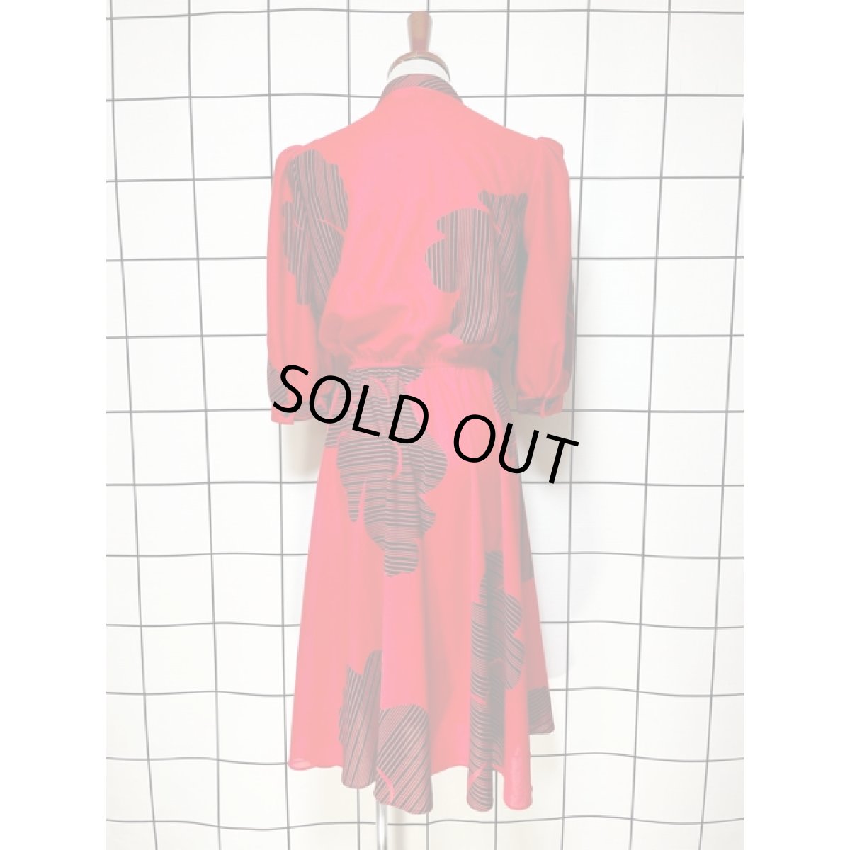 画像2: アシンメトリーフリル ストライプ レッド ブラック ウエストゴム レトロ アメリカ古着 ヴィンテージワンピース (2)