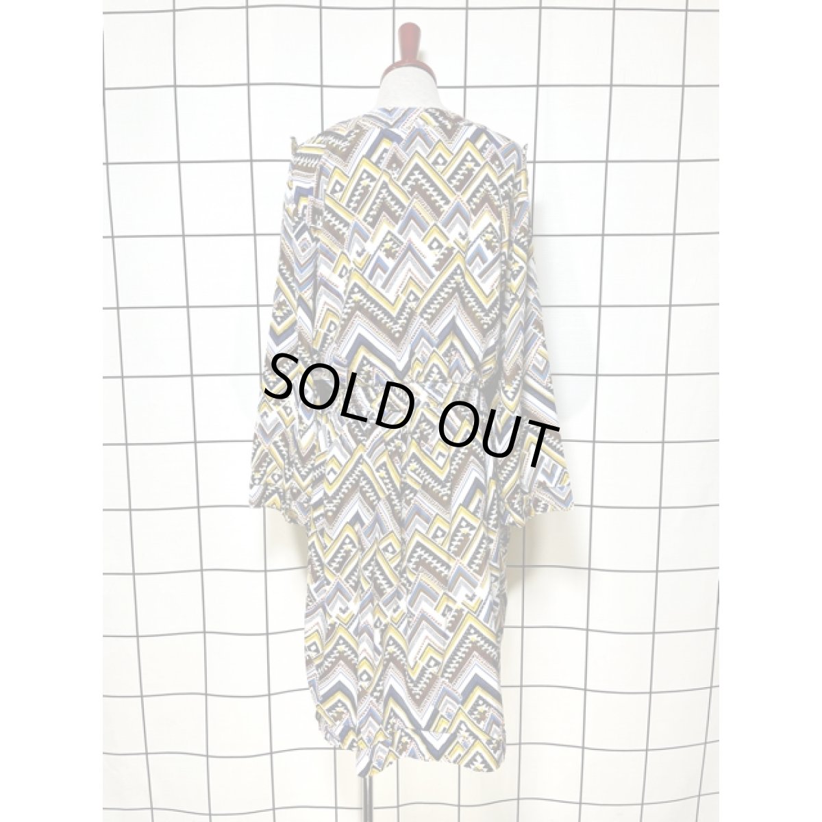 画像2: 幾何学模様 総柄 ウエストゴム レトロ 長袖 アメリカ古着 ヴィンテージワンピース (2)