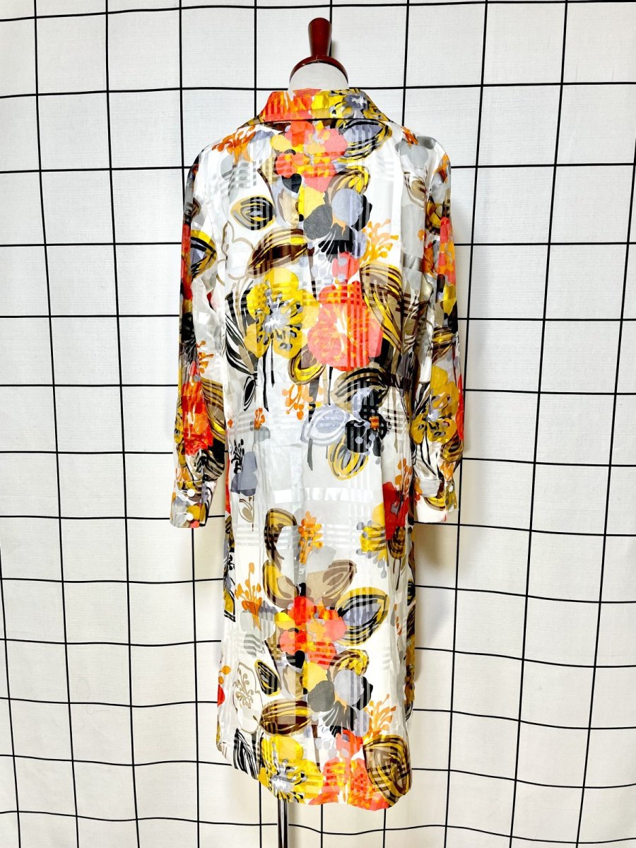 画像2: 花柄 濃淡の効いたチェック柄 ホワイト 白 パーティー衣装にもおすすめ  長袖 レトロ クラシカル ヨーロッパ古着 ヴィンテージドレス (2)