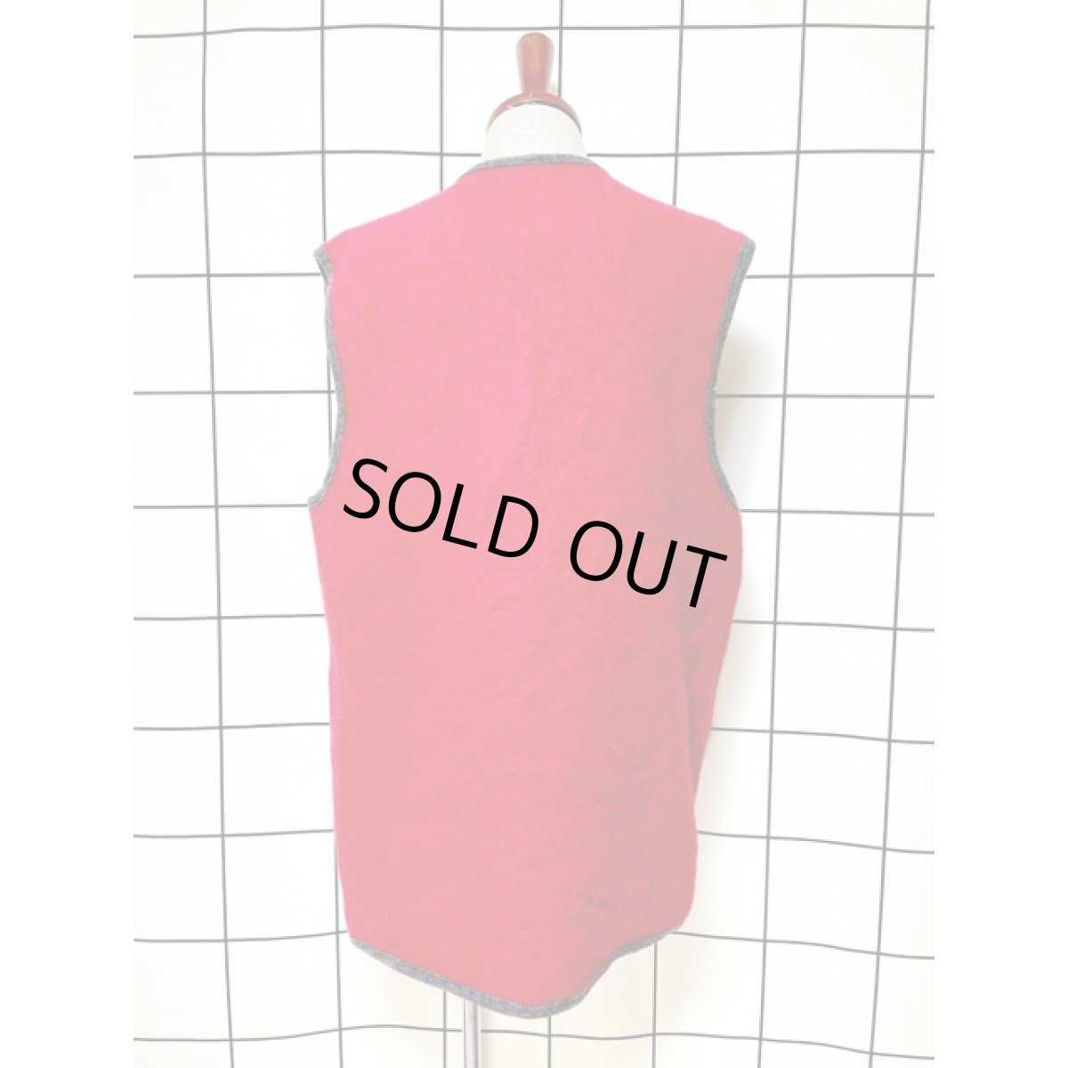 画像3: Italy製 刺繍装飾 ダイヤ模様 レッド グレーレトロ ヨーロッパ古着 ヴィンテージベスト (3)