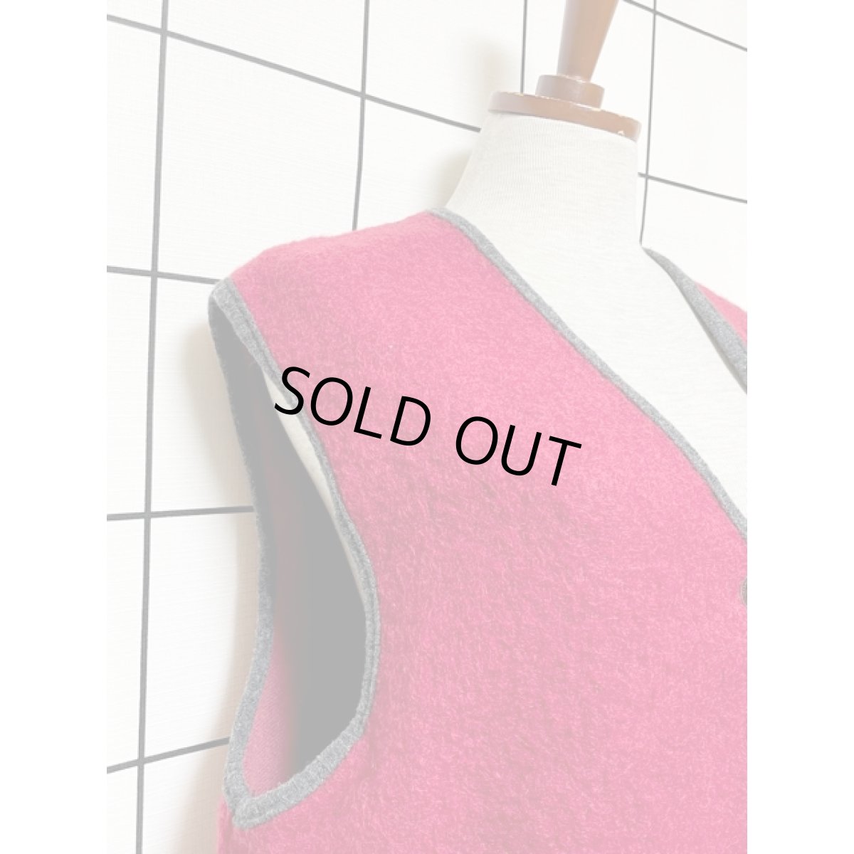 画像7: Italy製 刺繍装飾 ダイヤ模様 レッド グレーレトロ ヨーロッパ古着 ヴィンテージベスト (7)