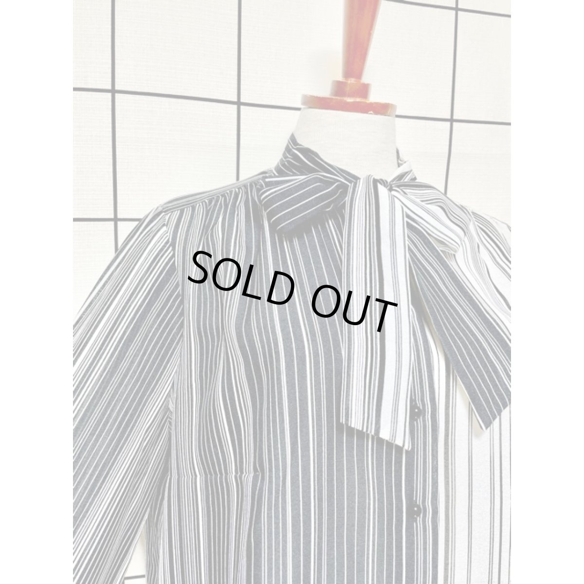 画像6: 西ドイツ製 リボンタイ付 ストライプ モノクロカラー レトロ ヨーロッパ古着 長袖 シャツ ヴィンテージブラウス (6)